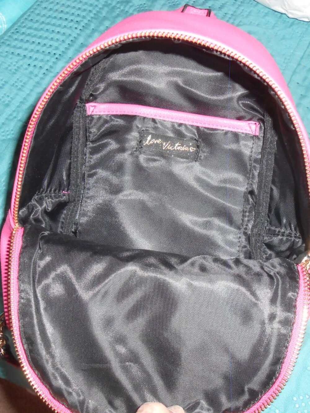 VICTORIA'S SECRET PURSE/BAGPACK PINK COLOR SMALL GREAT PRE-LOVED CONDITION - Picture 2 of 10